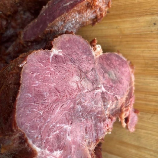 全熟卤牛肉大块，五香麻辣两种口味，