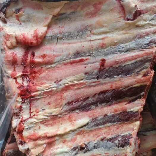 阳信县新鲜屠宰满肉牛肋排切块，地摊牛排炖锅，牛骨锅