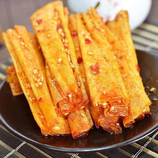 平江县手工辣条豆卷厂家批发麻辣香辣豆皮湖南特产零食