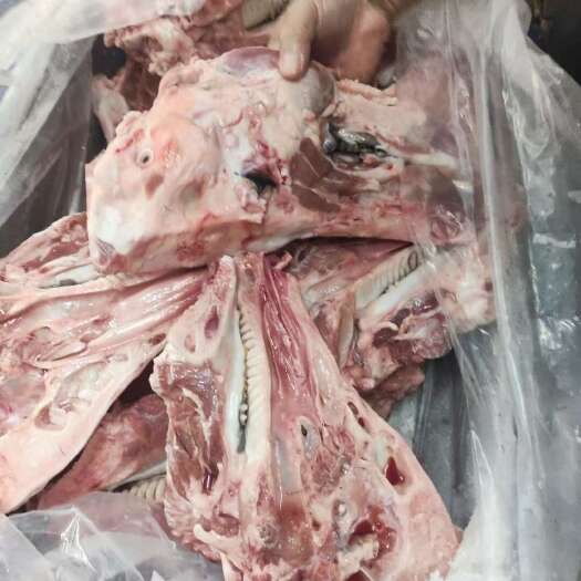 东莞市带肉猪头骨一半3斤左右，屠宰鲜货分割。袋装，30多斤一袋。