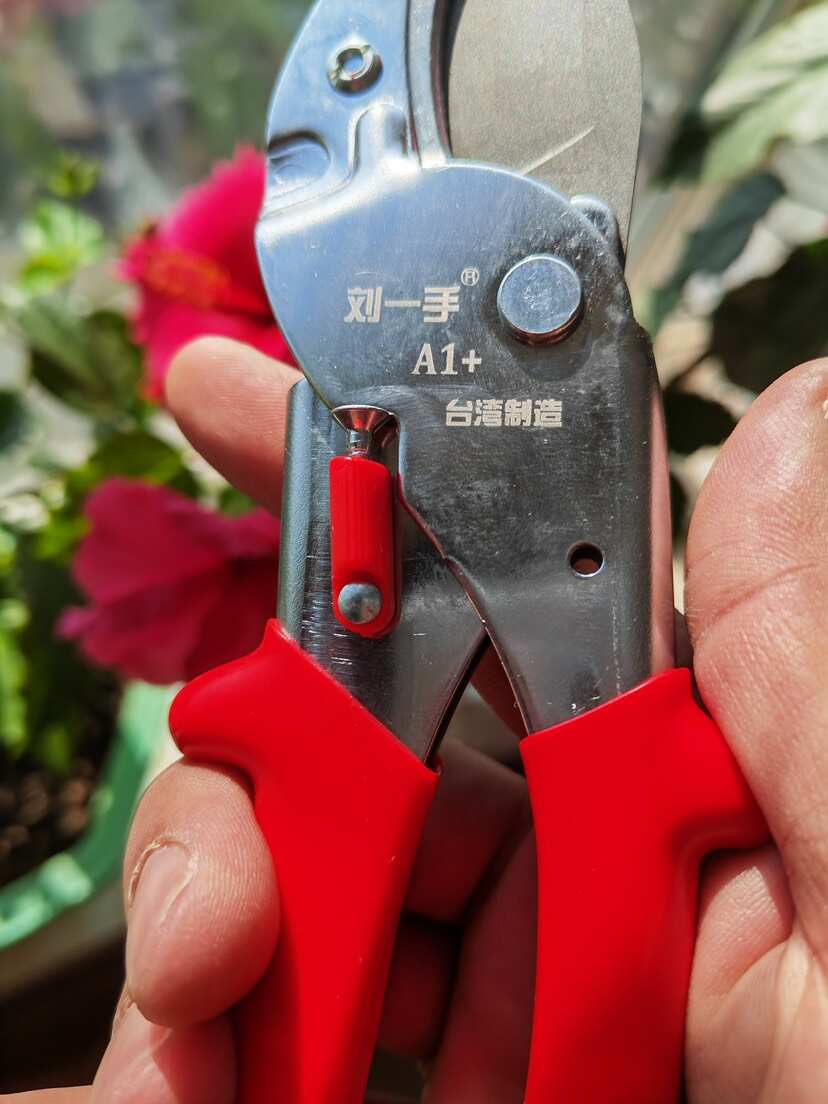刘一手新款A1+省力剪，刀片采用SK5钢经过特氟龙处理，免磨
