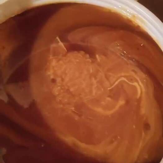镇安县一年只割一次中华百花土蜂蜜，可储存两年以上不变质可放心食用