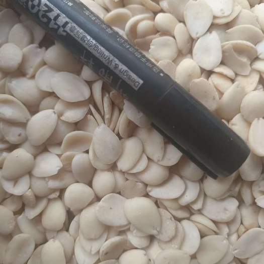 杏仁  干货带皮杏仁和去皮杏仁，药用和食用均有货品欢迎选购！
