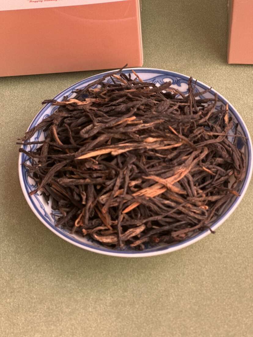 凤庆滇红工夫茶批发一芽二叶老树松针滇红茶250克一盒