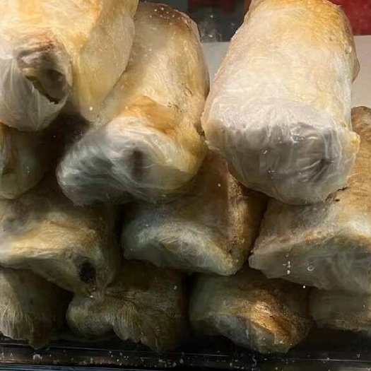 广式古法纸包盐焗鸡，经过粗盐焗而成。咸香浓郁，偏干爽有嚼劲