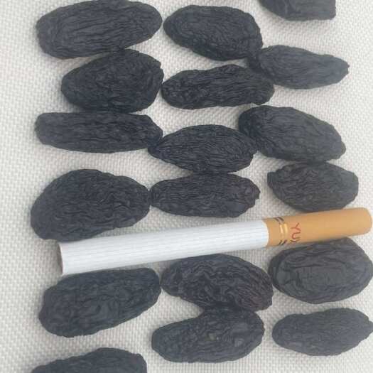 吐鲁番黑美人葡萄干软糯香甜，晾房晾干而成