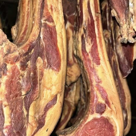 泸定县高山老腊肉是一种传统风味食品，主要产自中国西南地区的高山地带