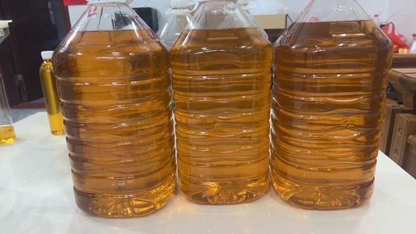 田林县自己家榨的天然山茶油哦！24年广西百色多年的榨油坊