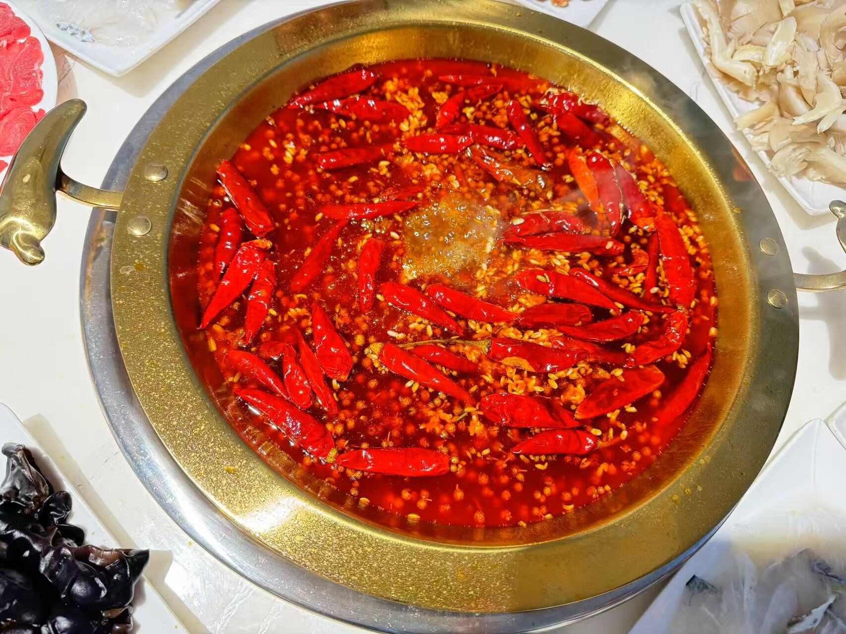 重庆浓香型牛油火锅底料，纯牛油纯食材炒制，含大量灯笼椒。