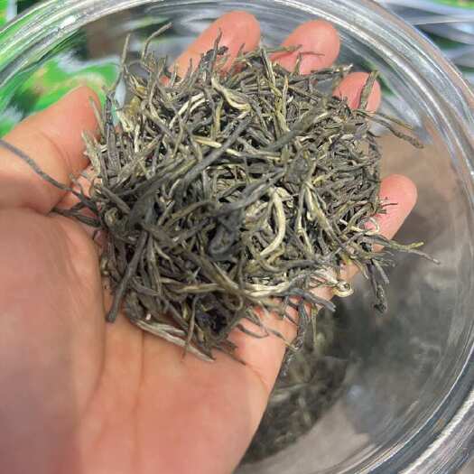 盈江县勐弄香茗，￼针形特有的板栗香，入口清爽，回甘生津。