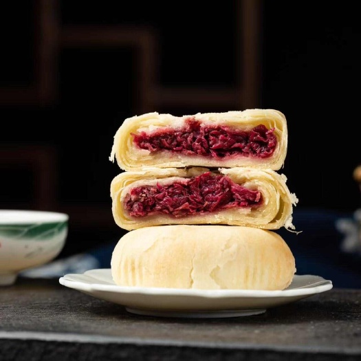 昆明"玫瑰鲜花饼，花瓣入馅，现做现发，经典鲜花饼，食用玫瑰鲜花饼