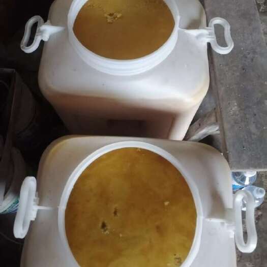 城固县一年割一次的百花蜜，琥珀色。有鉴定证书。