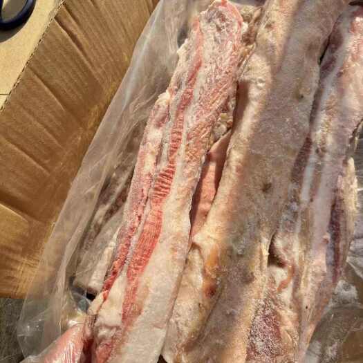 临沂临期带皮五花肉条咱家还有很多五花肉的产品，欢迎老板们拿货。