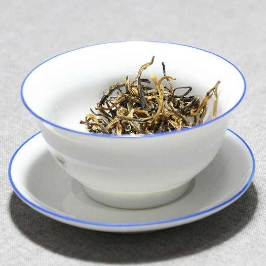 梁河县云南茶叶滇红茶，新茶蜜香金丝红茶，浓香型。