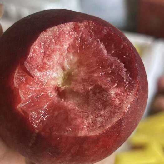 咸阳朱砂红血桃，红皮红肉，肉质细嫩多汁，硬度适中，甜度高，核较小