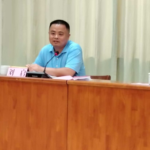 北流市市领导助农消售荔枝，