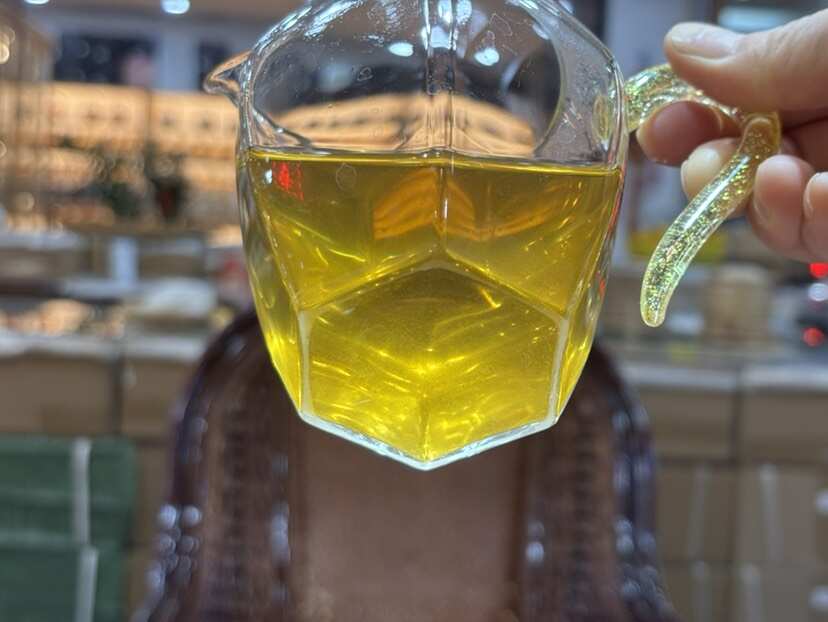 小户赛古树生普散茶：花果蜜香围绕，香在汤中香中带甜，货源充足