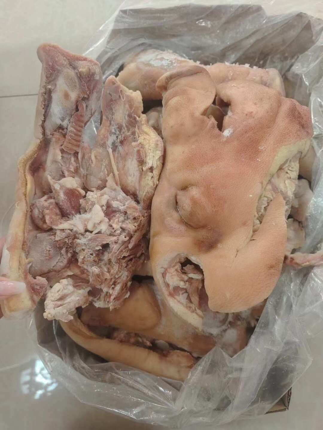 八成熟猪头肉熟猪头肉​去骨  八分熟，老汤上色入味即可