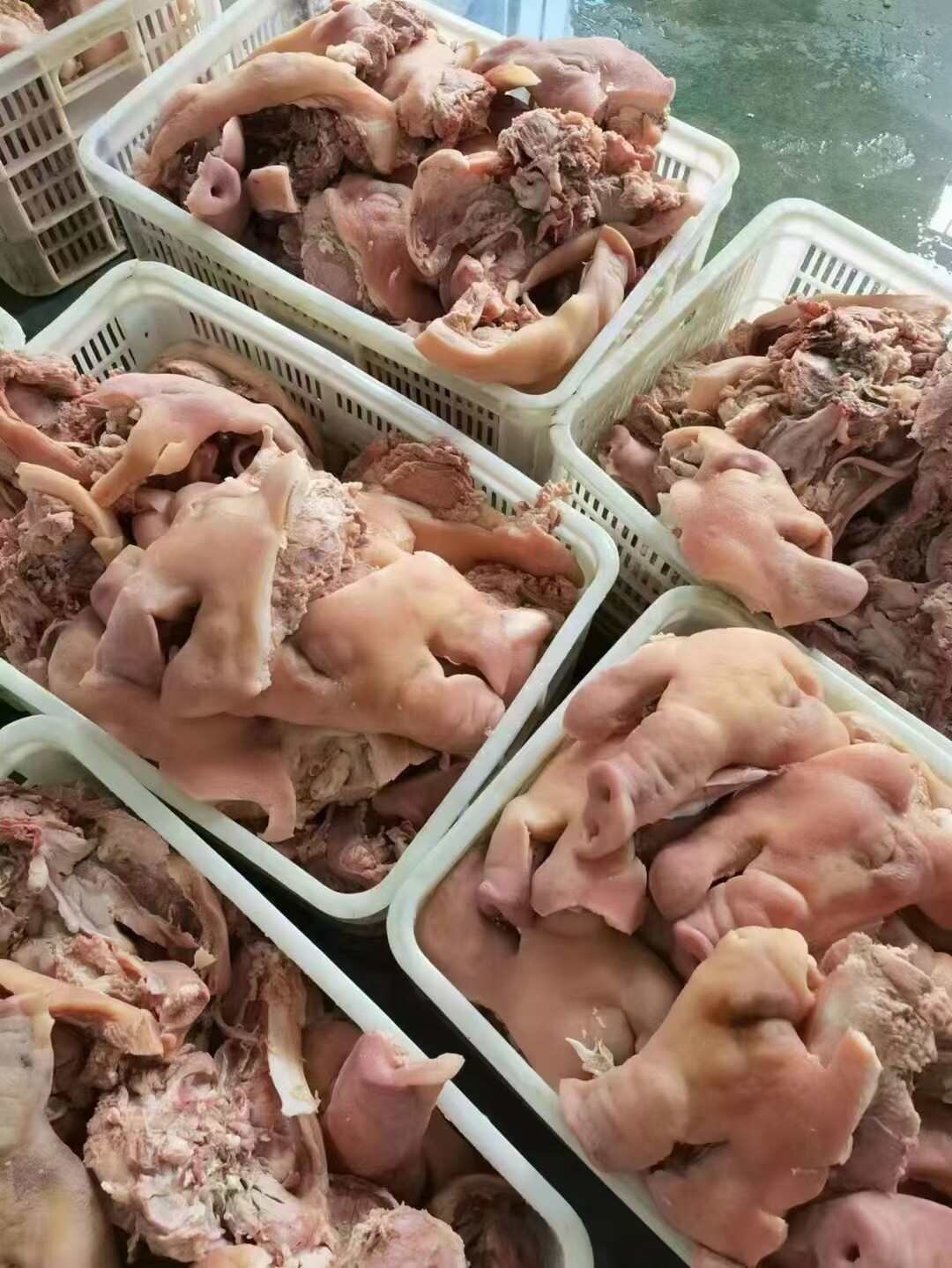 八成熟猪头肉熟猪头肉​去骨  八分熟，老汤上色入味即可
