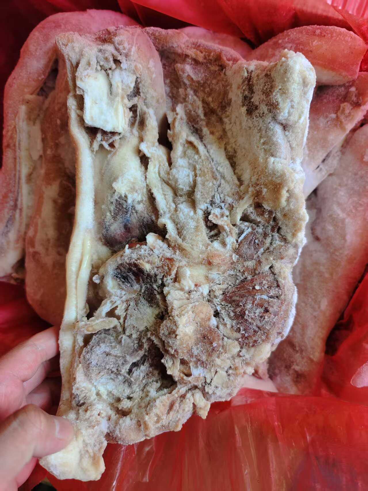 八成熟猪头肉熟猪头肉​去骨  八分熟，老汤上色入味即可
