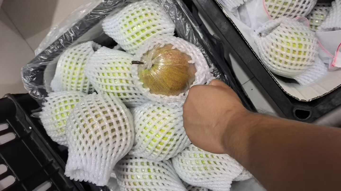 隰县玉露香梨，皮薄肉细，脆甜多汁，一口直接爆汁