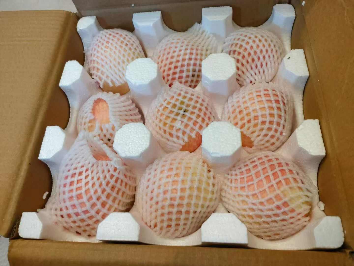 红富士苹果，现摘现发，新鲜有保证，味道鲜美