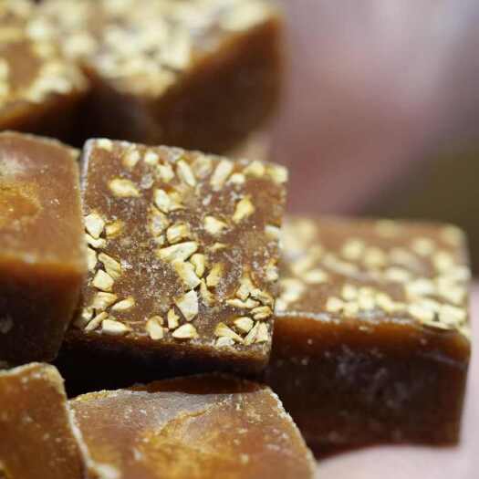 昆明云南巧家纯甘蔗老姜红糖，纯手工熬制而成
一手货源