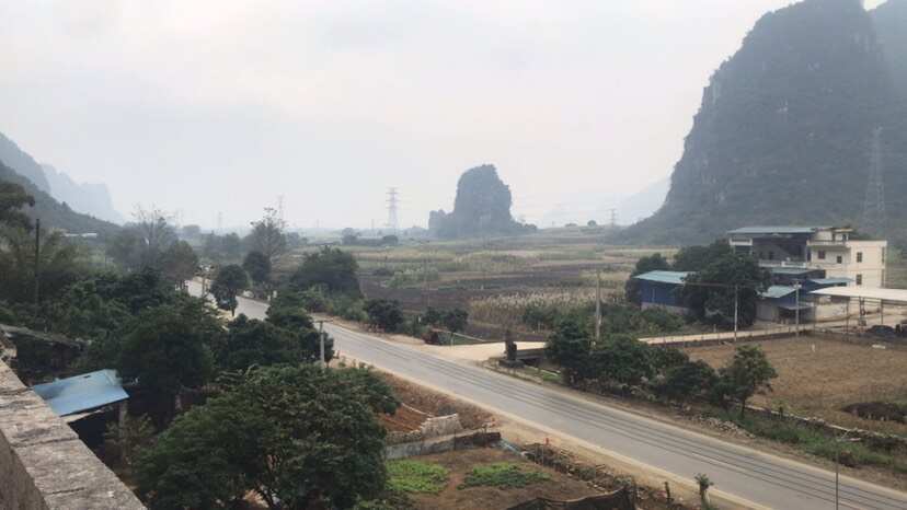 南宁附近有旅游景点多，靠近高速出口，可以做自摘果园，通水通电，