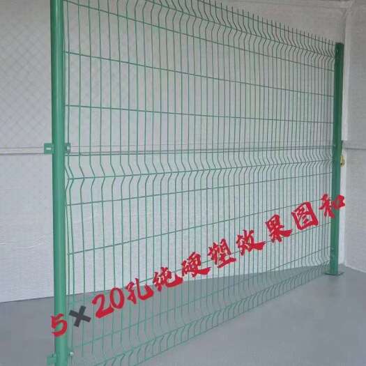 安平县升级款小孔硬塑双边低碳钢丝护栏农业养殖防护围栏网