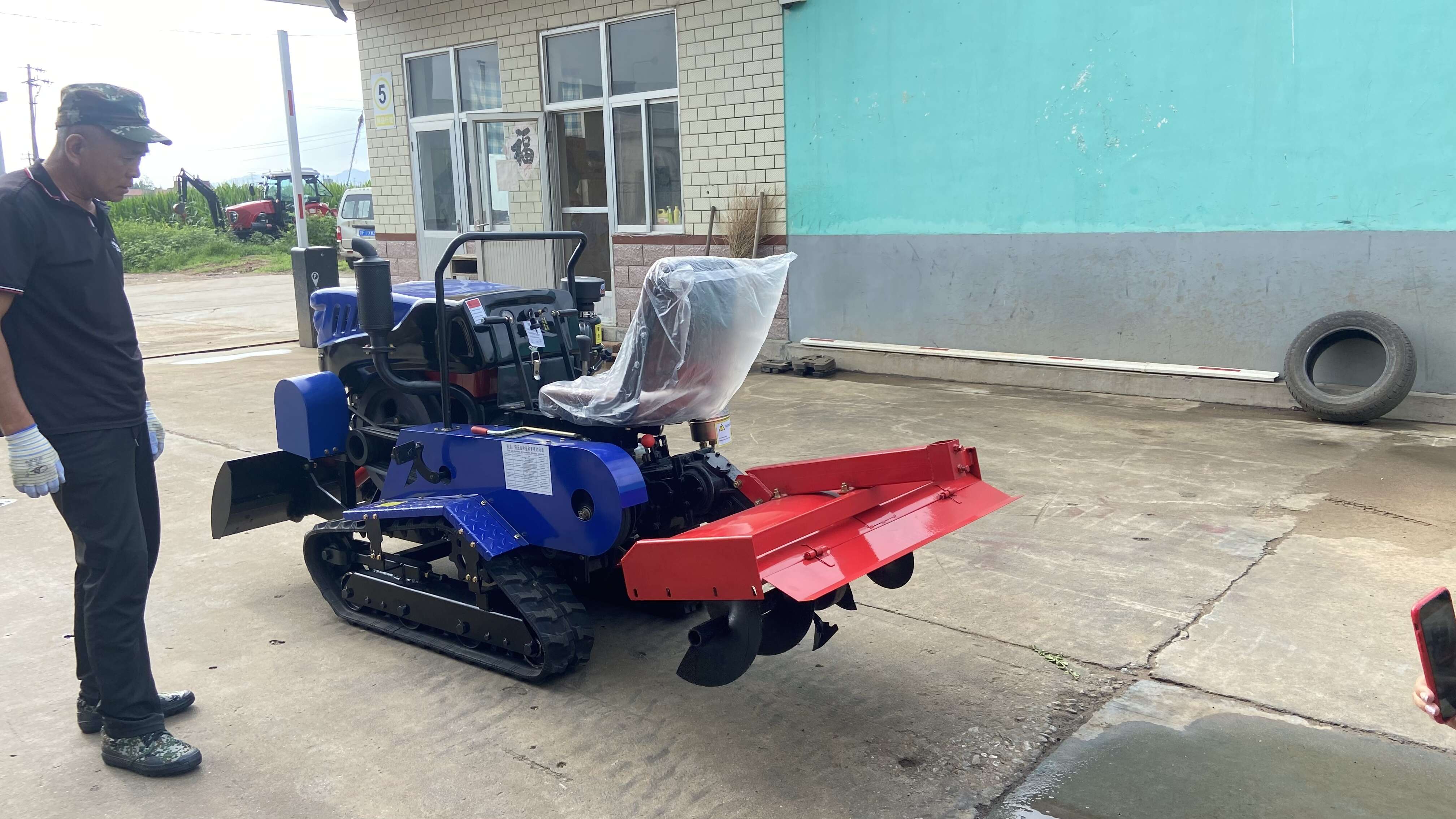 35马力履带旋耕机，35马力微耕机，旋耕机厂家，多功能微耕机