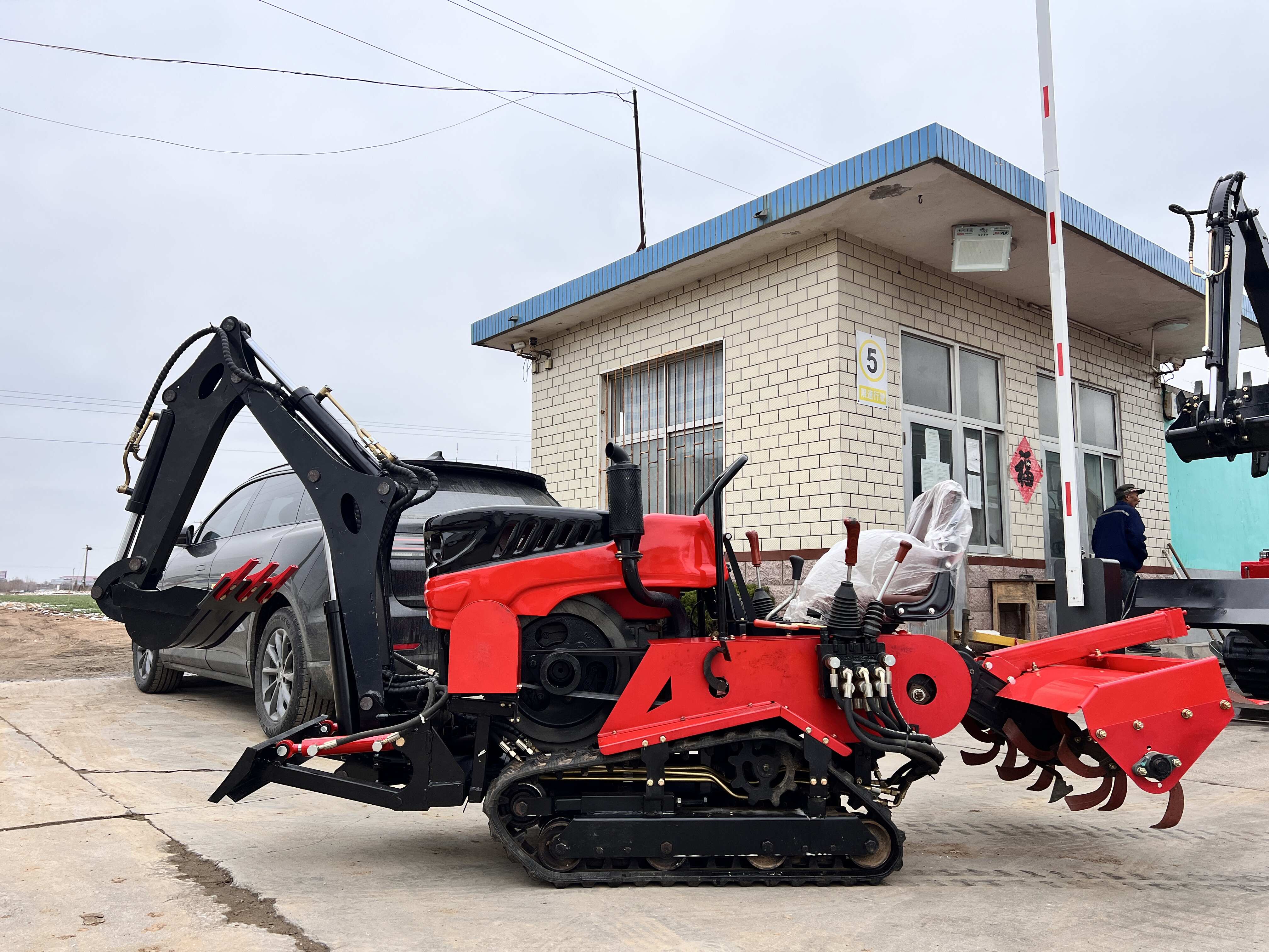 35马力履带旋耕机，35马力微耕机，旋耕机厂家，多功能微耕机