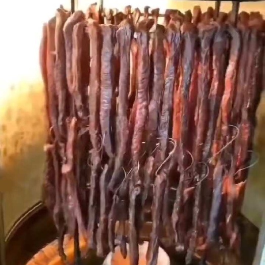包头草原牧民现烤牛肉干