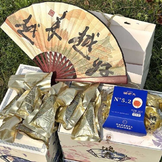 嘉兴包邮~中华老字号嘉兴诸老大粽子诸事鸿熹枕头粽带折扇送礼礼盒