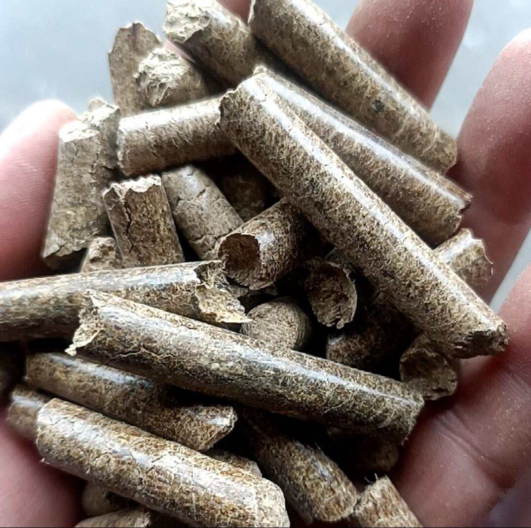 花生壳生物质燃烧颗粒、厂家直销、热值高、水份低、灰粉少！