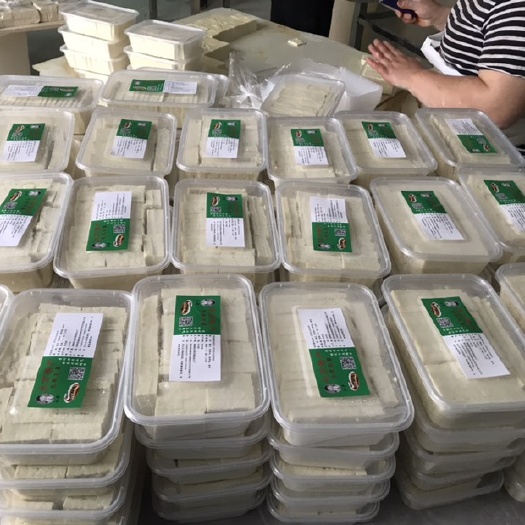息烽县 贵州特产，息烽幺哥豆制品加工访，包（爆）浆豆腐，口感嫩嫩…