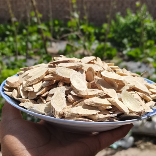 白皮芪  原产地，西北黄芪片，品质上称，味道甘甜，欢迎选购。
