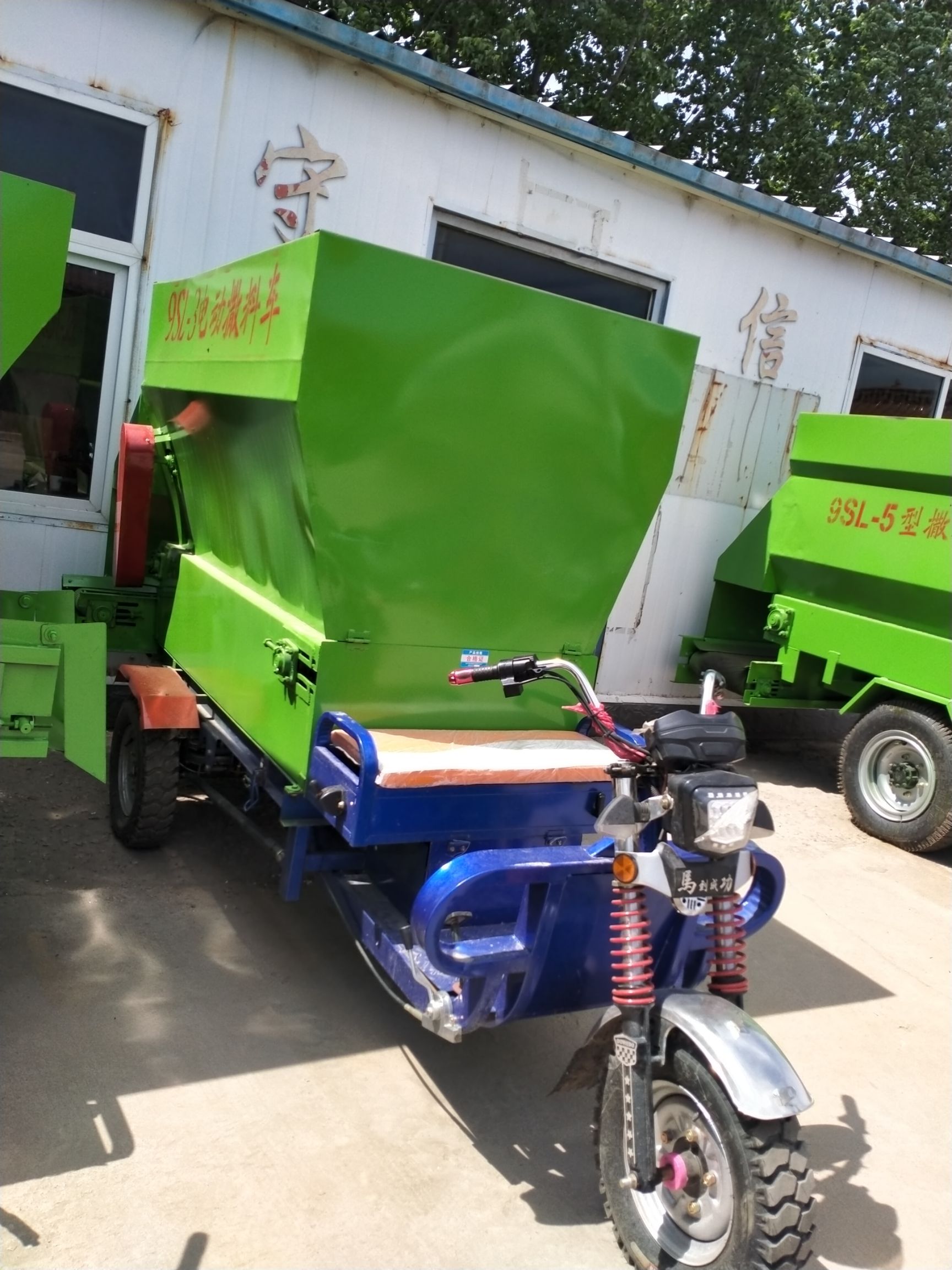 饲料撒料车 撒料车小型电动撒料车价格