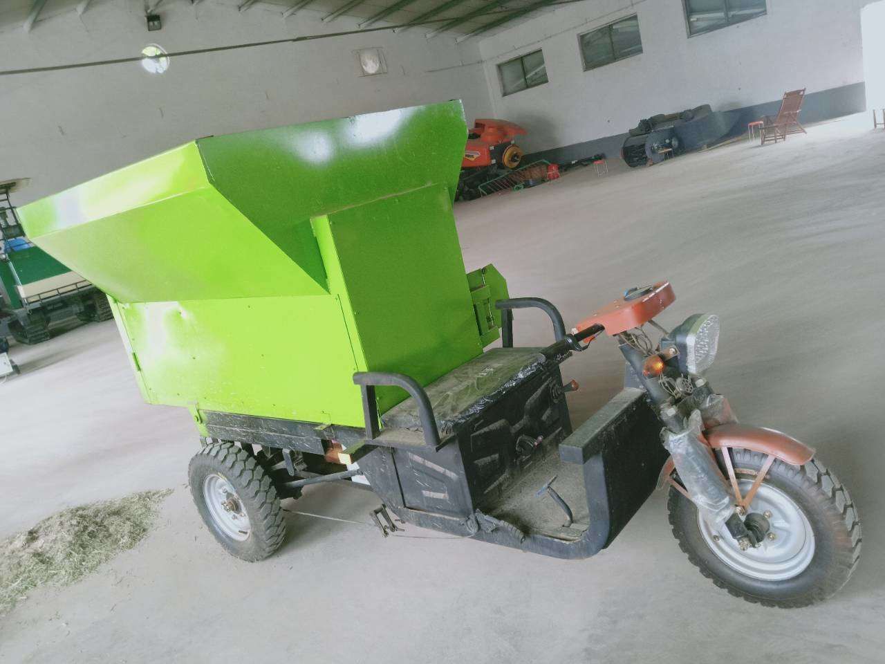 饲料撒料车 撒料车小型电动撒料车价格
