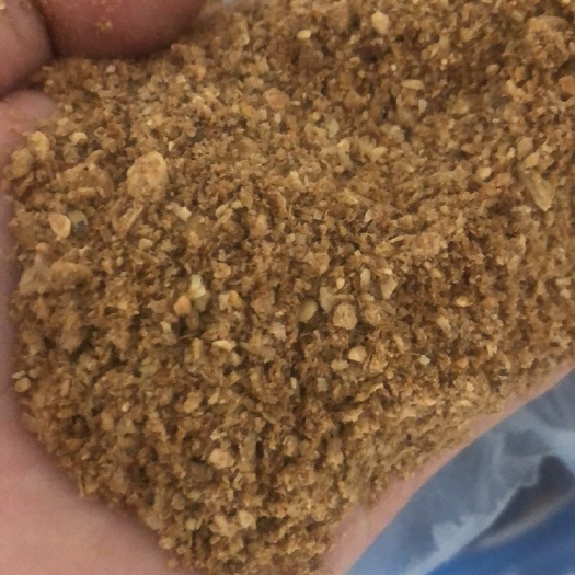 诸城市牛羊饲料  根据育肥期牛羊生长速度快耐粗食采食量大等特点，本品选用优质蛋
