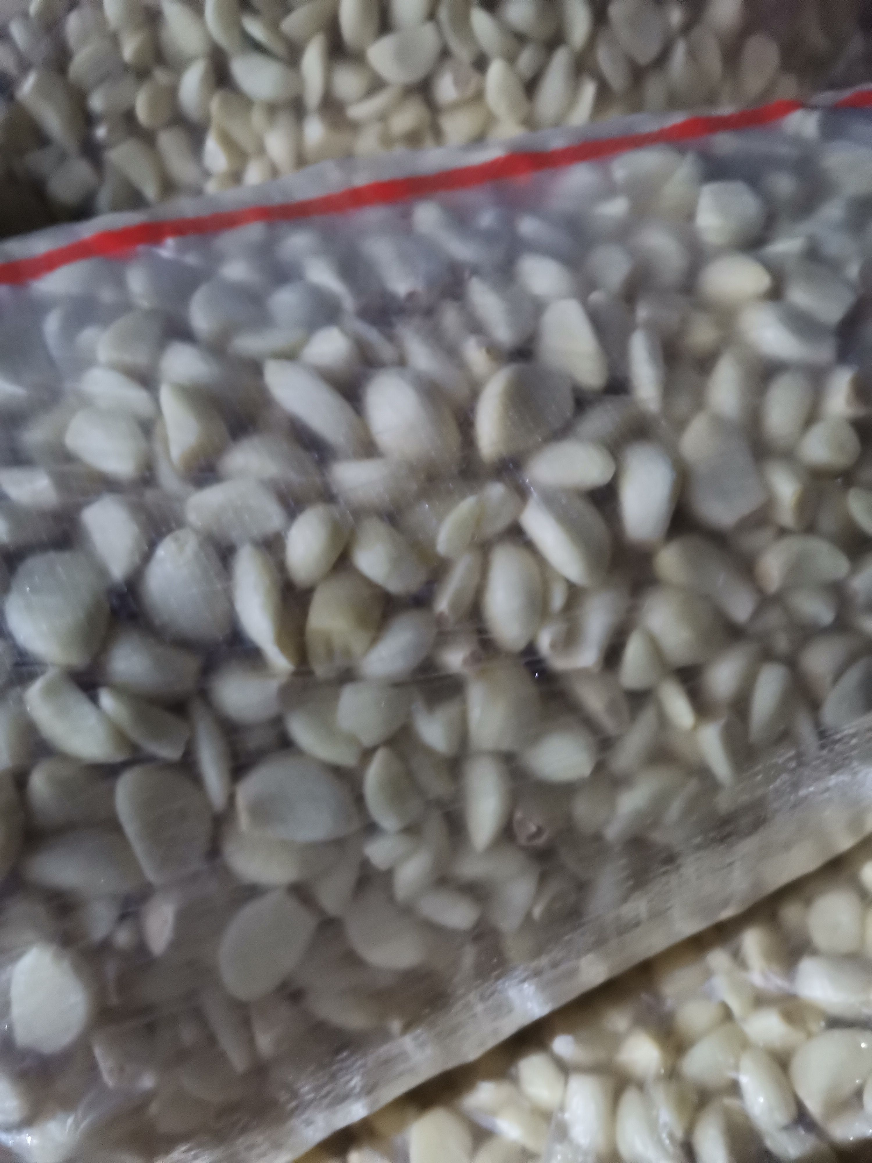 不切根的蒜米易儲(chǔ)存，在同等溫度下方的時(shí)間更長，蒜米亮