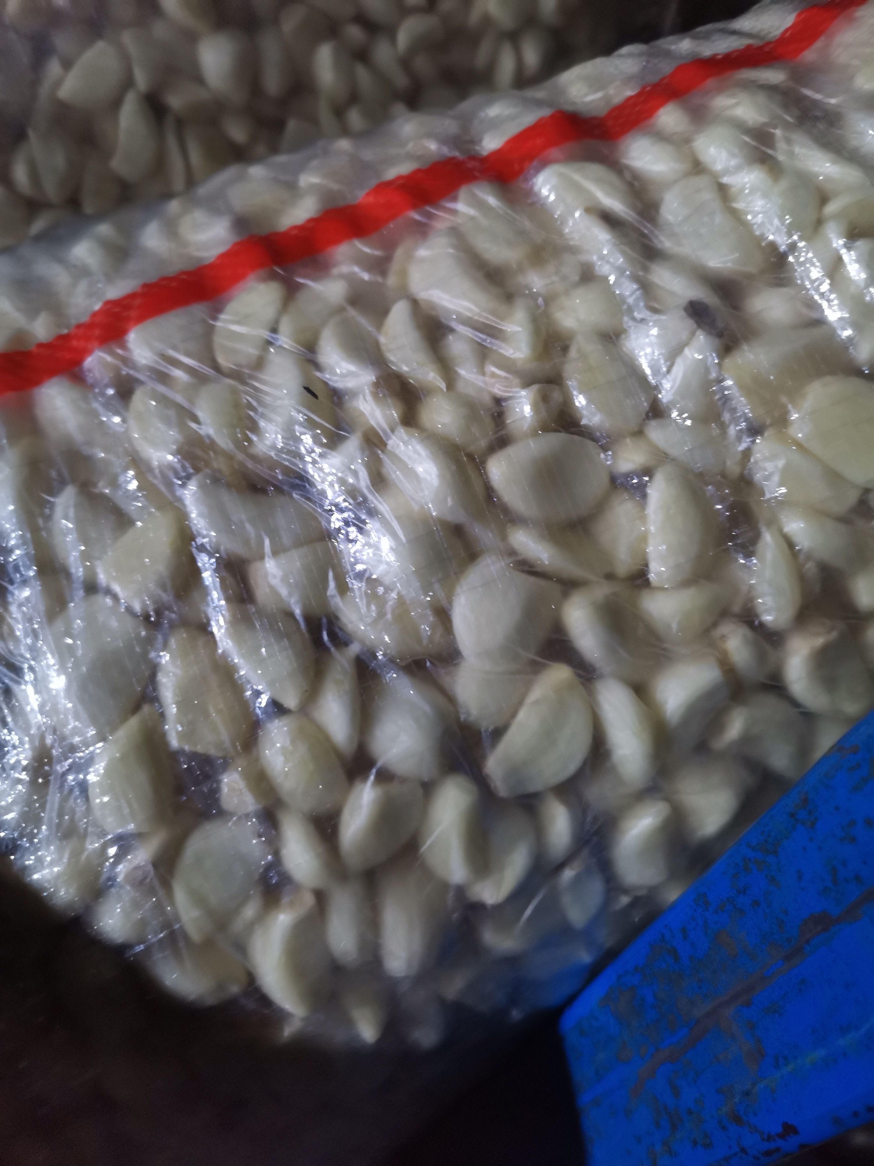 不切根的蒜米易儲(chǔ)存，在同等溫度下方的時(shí)間更長，蒜米亮