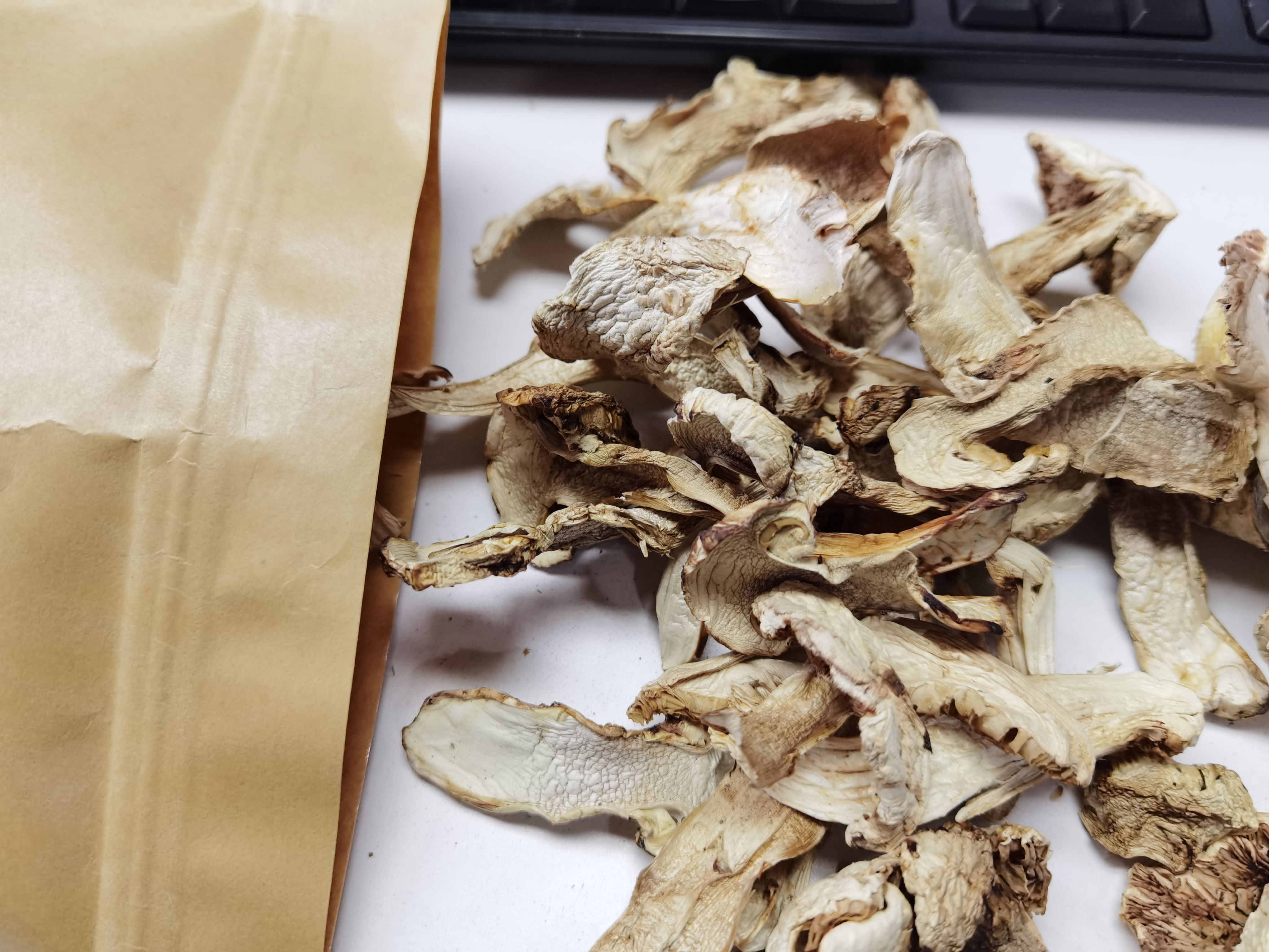 云南松茸干片，规格在9-14CM，味道很浓