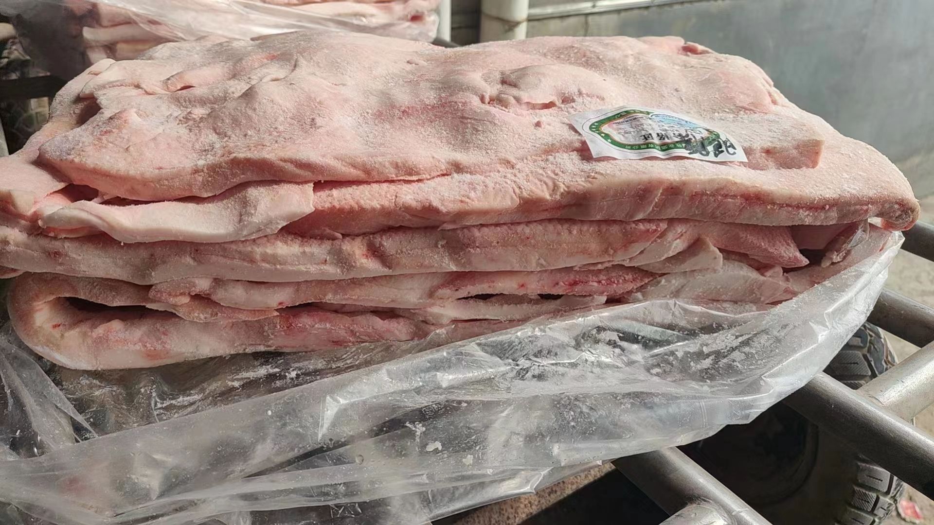 肥猪脊膘15吨，新货手续齐全，