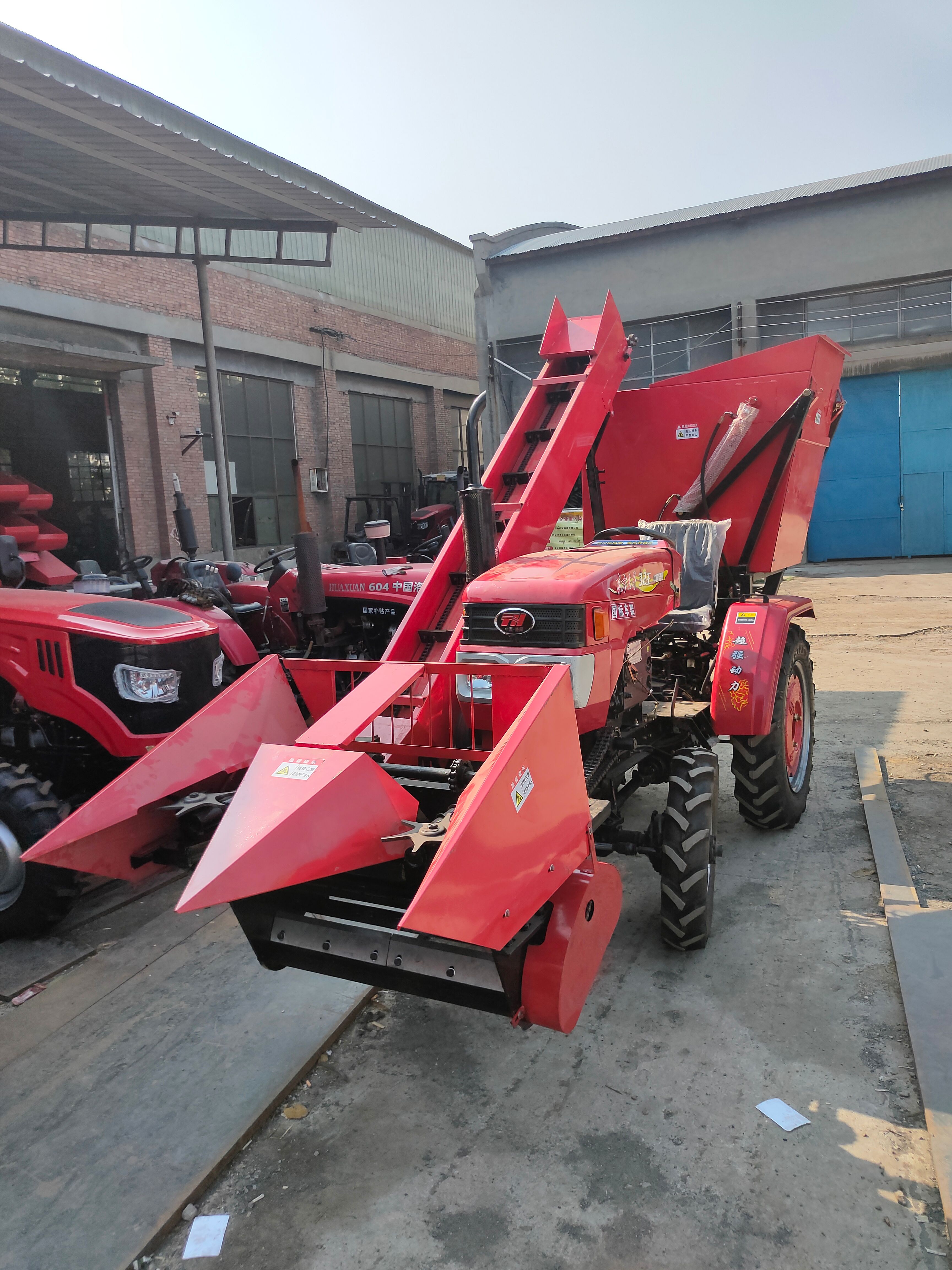 三行玉米茎穗兼收机背负式玉米收割机小型玉米秸秆青储收获机