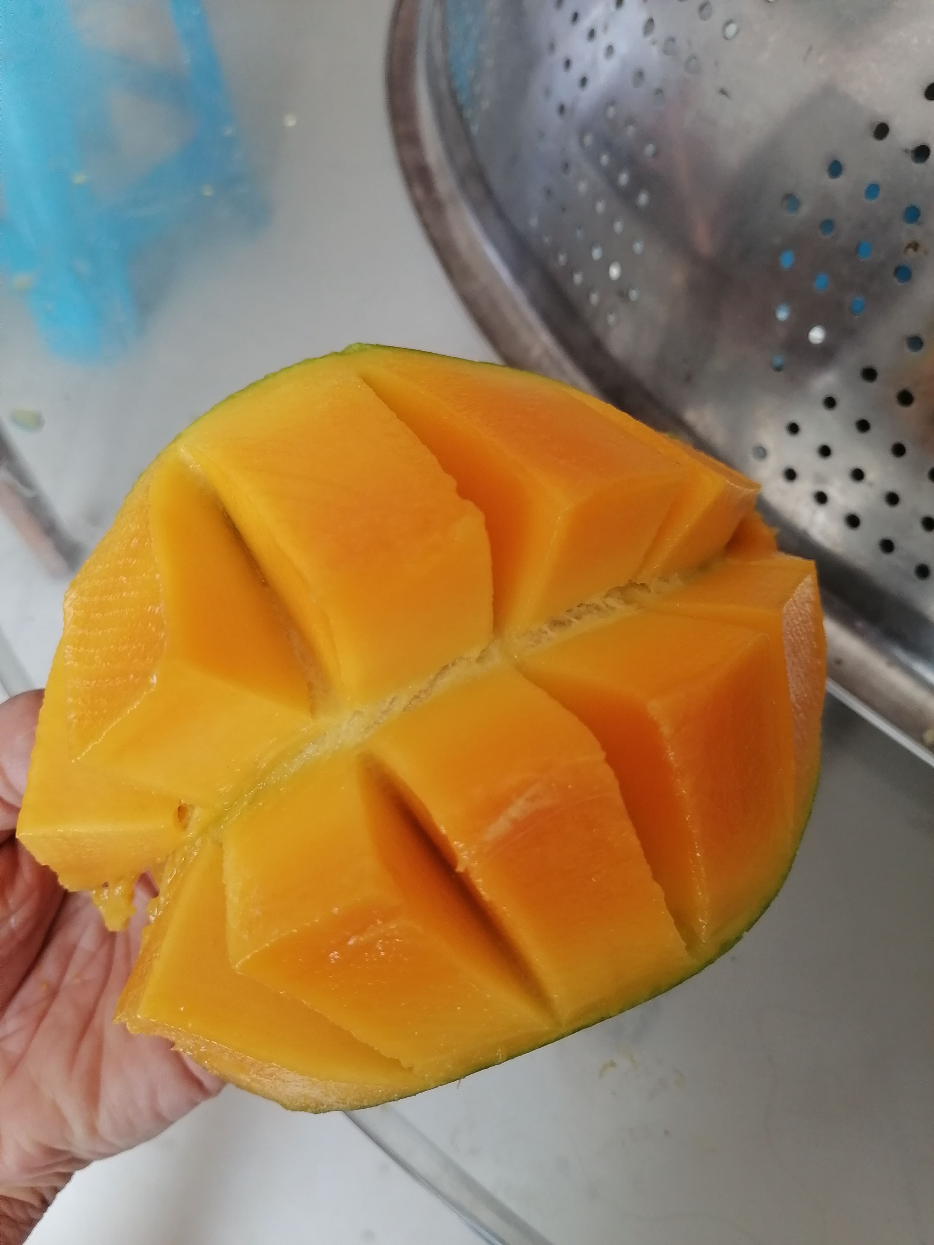 金煌芒，肉厚多汁核扁，中大果100元2件，十斤装包邮