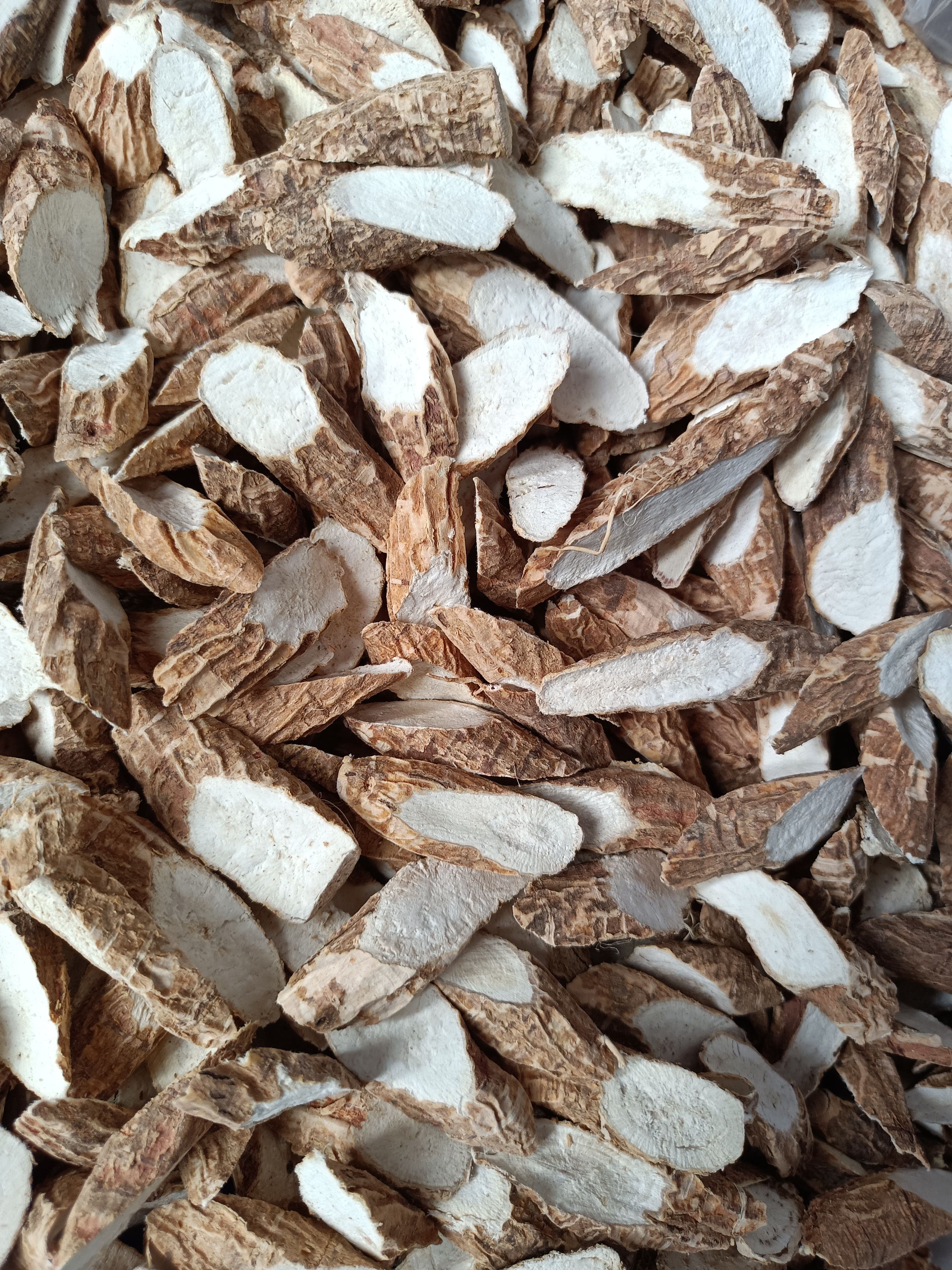 牛大力黑皮防白肉，足干，颜色鲜艳，价格实惠，量大欢迎洽谈