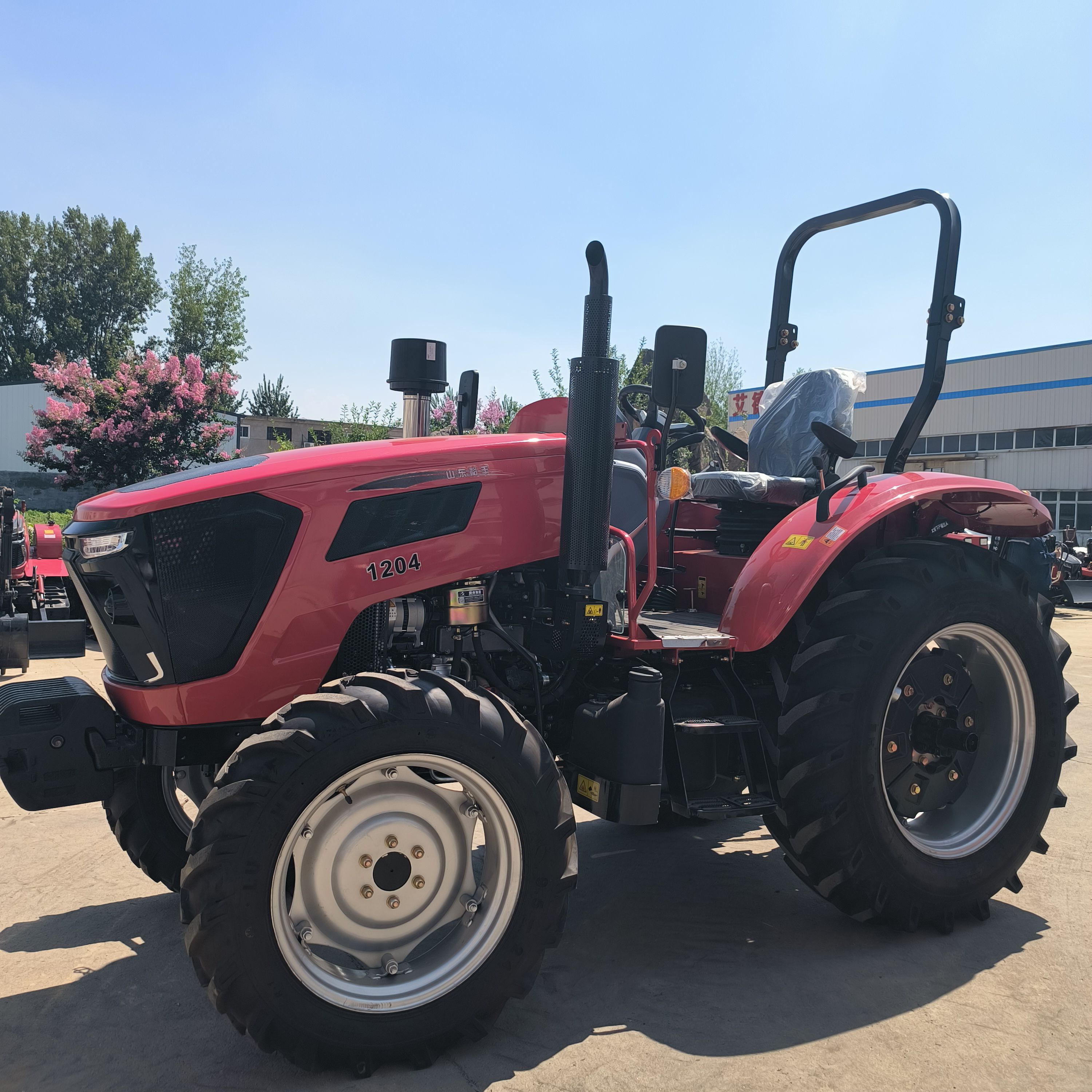 1204轮式拖拉机，四驱耕地机，水旱旋耕机。