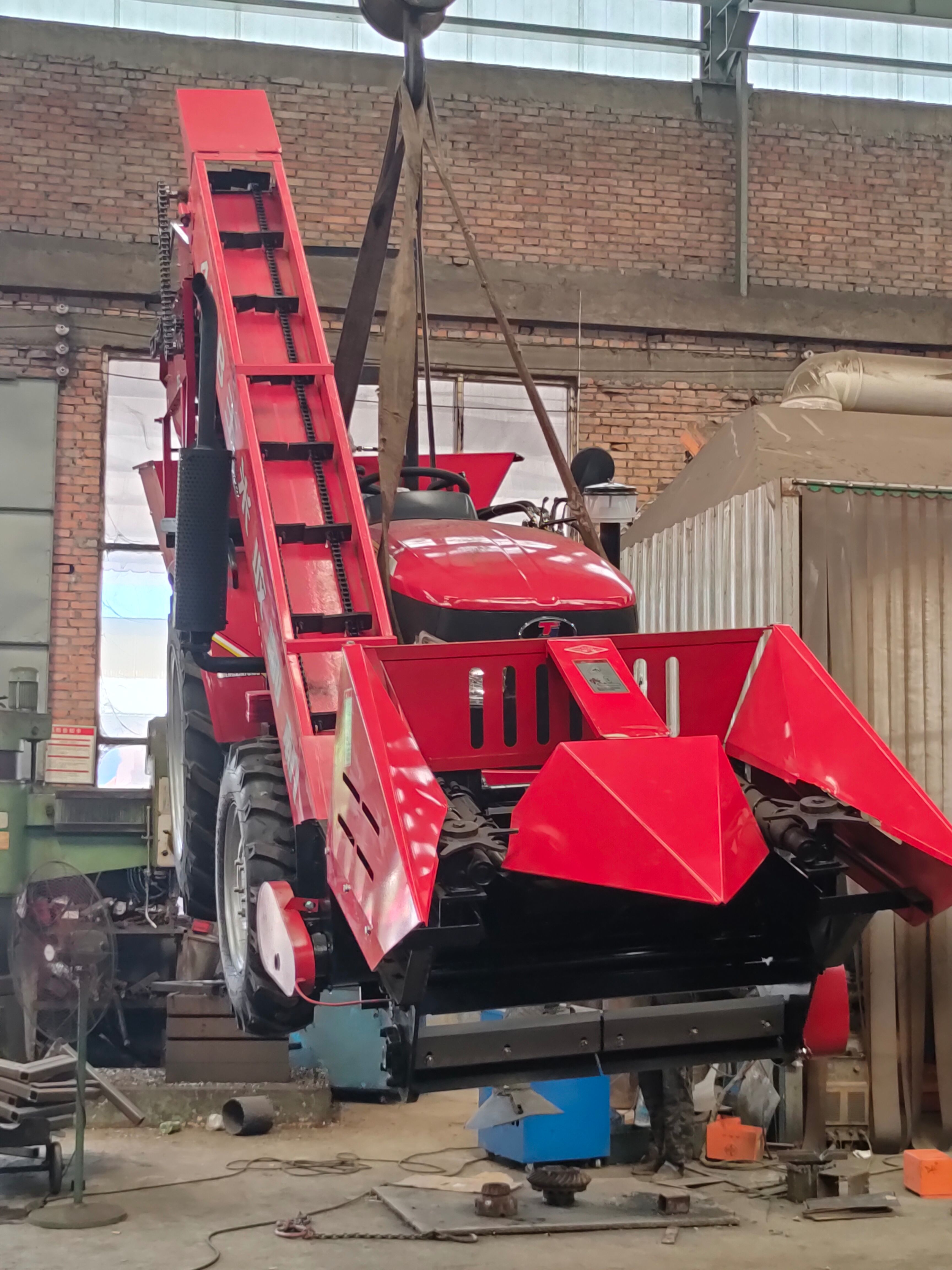 两行玉米收割机单缸拖拉机带背负式玉米收获机摘穗扒皮秸秆还田