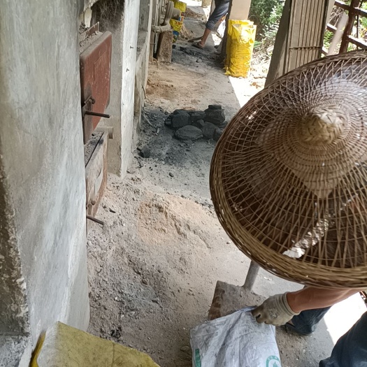 瓮安县烤烟房上的煤灰