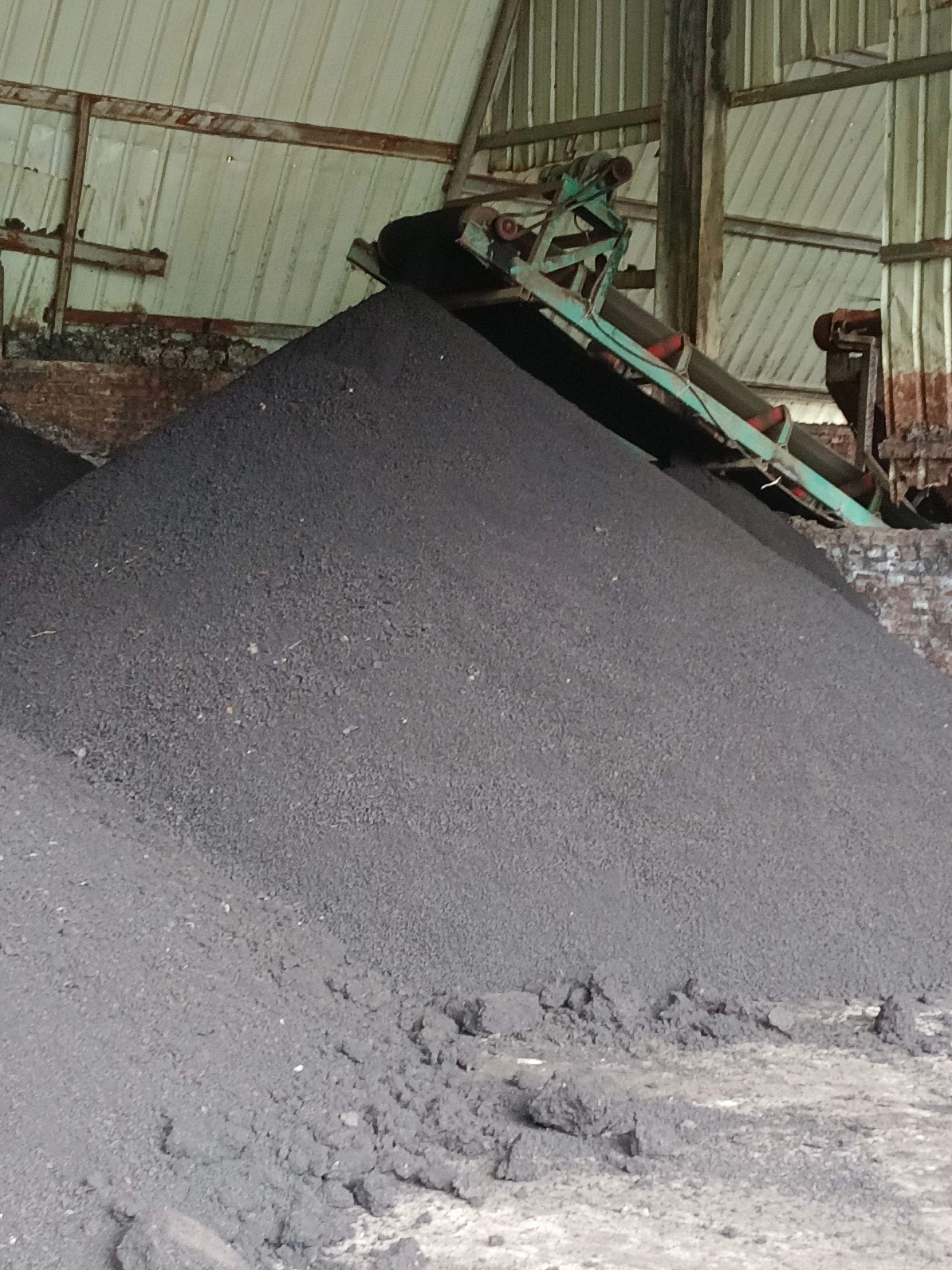 本有机肥由鸡粪、牛粪、菇包等经高温发酵而成，符合国家各项标准